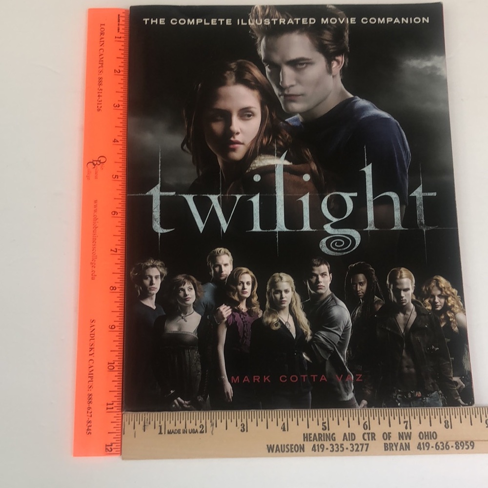Twilight Illustrated Movie Companion Book - Picture 12 of 12
